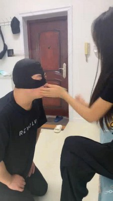 图片[4]_【精神小妹】踩手窒息+花式耳光_绳缚吧