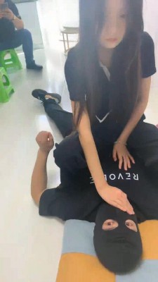图片[8]_【精神小妹】踩手窒息+花式耳光_绳缚吧