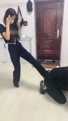图片[9]_【精神小妹】踩手窒息+花式耳光_绳缚吧