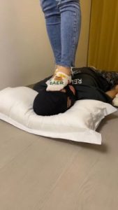 【子橘】原味白船袜全体重踩脸_绳缚吧