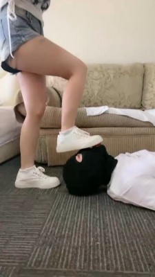 图片[2]_【金桔小主】艺校女神-小白鞋白袜辱/转胯/踩踏喂食_绳缚吧