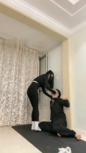 【桃幼幼】瑜伽女神虐打家奴/气味羞辱/踢踹_绳缚吧