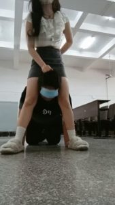 【爱可呀】双S学生主教室玩弄-骑马踩踏/脚捂脸【双视角版】_绳缚吧