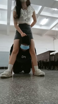 【爱可呀】双S学生主教室玩弄-骑马踩踏/脚捂脸【双视角版】_绳缚吧