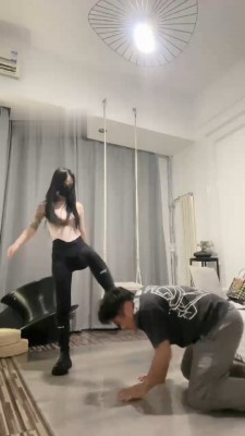 【伊楠】车模女神踢踹贱奴【完整版】_绳缚吧