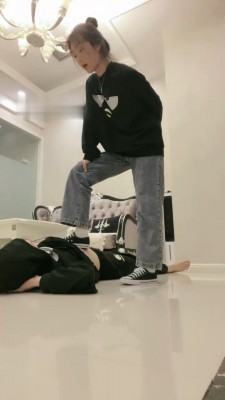 【萱萱子】帆布鞋原味白袜踩踏/闻舔_绳缚吧