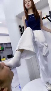 【麋鹿银儿】闻舔高帮匡威原味白袜/踩踏喂食_绳缚吧