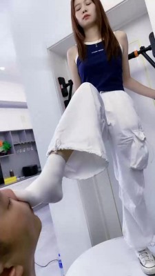 【麋鹿银儿】闻舔高帮匡威原味白袜/踩踏喂食_绳缚吧