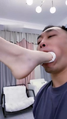图片[3]_【麋鹿银儿】闻舔高帮匡威原味白袜/踩踏喂食_绳缚吧