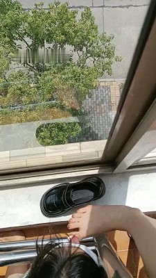 图片[8]_【爱可呀】学生主教室调-窗台舔脚/清理鞋底/骑马/深喉_绳缚吧