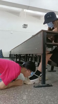图片[4]_【爱可呀】教室大冒险-女慕随机清理素人鞋子_绳缚吧