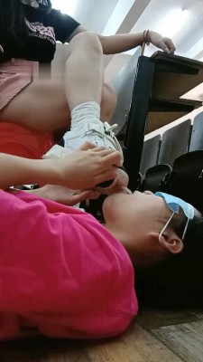 图片[6]_【爱可呀】教室大冒险-女慕随机清理素人鞋子_绳缚吧