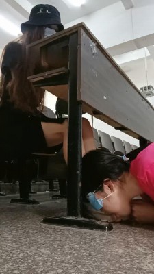 图片[8]_【爱可呀】教室大冒险-女慕随机清理素人鞋子_绳缚吧