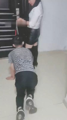【冰爷】长靴S-楼梯间遛狗/清理脏鞋/品尝玉足_绳缚吧