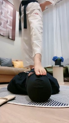 图片[9]_【艾莉】跆拳道S-白袜脚喂食/转胯/拖鞋抽耳光/踩踏_绳缚吧