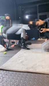 【冰诺】私人影院黑靴白袜虐脚垫【下】_绳缚吧