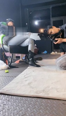 【冰诺】私人影院黑靴白袜虐脚垫【下】_绳缚吧