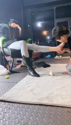 图片[3]_【冰诺】私人影院黑靴白袜虐脚垫【下】_绳缚吧