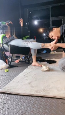 图片[5]_【冰诺】私人影院黑靴白袜虐脚垫【下】_绳缚吧