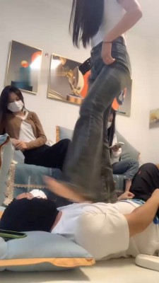 图片[8]_【精神小妹】3素人学生主-深夜裸足踩狗_绳缚吧