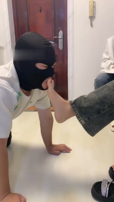 图片[12]_【精神小妹】3素人学生主-深夜裸足踩狗_绳缚吧