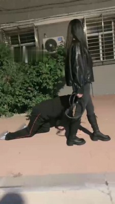 图片[2]_【桃幼幼】小区楼下长靴遛狗_绳缚吧