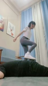 【素人星探】健身后暴揍狗/耳光踢踹/全体重踩踏/深喉_绳缚吧
