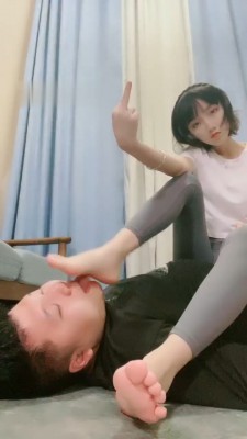 图片[7]_【素人星探】健身后暴揍狗/耳光踢踹/全体重踩踏/深喉_绳缚吧