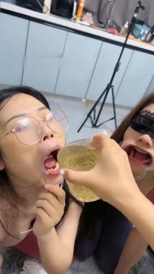 图片[4]_【橙宝】3只母畜-白袜互虐/奴下奴/掐脖/中指鄙视/灌圣水_绳缚吧