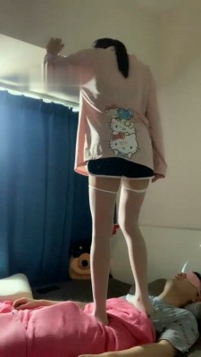 【莉宝儿】妹妹白丝踩踏诱惑哥哥【完整版】_绳缚吧