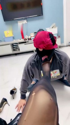【伊兮夫妻】高跟靴轮流踢踹/吃口水深喉/内裤套头_绳缚吧