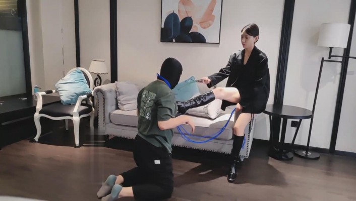【苏西】长靴全体重踩踏/耳光抽/臭脚捂脸【双视角完整版】_绳缚吧