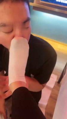 【汐言】运动后原味鞋袜辱/脚踩喂食_绳缚吧