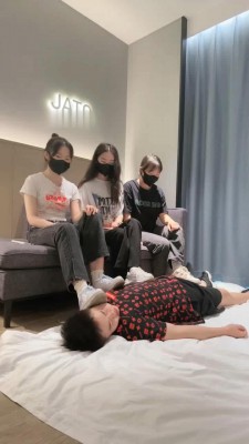 【尤物】4S-开发女大学生-跪拜踩头/钻胯骑马/踩踏腿绞【完整版】_绳缚吧