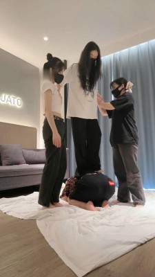 图片[8]_【尤物】4S-开发女大学生-跪拜踩头/钻胯骑马/踩踏腿绞【完整版】_绳缚吧