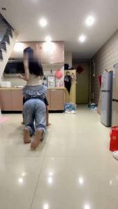 【香菜】女神范-白袜白鞋气味羞辱/踩脚垫/嘴洗白袜_绳缚吧
