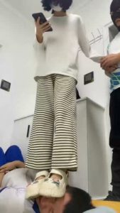 【精神小妹】素人学生S全体重踩踏初尝试_绳缚吧
