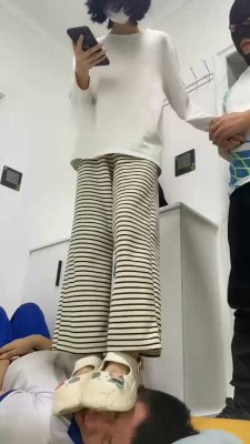 【精神小妹】素人学生S全体重踩踏初尝试_绳缚吧