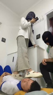 图片[2]_【精神小妹】素人学生S全体重踩踏初尝试_绳缚吧