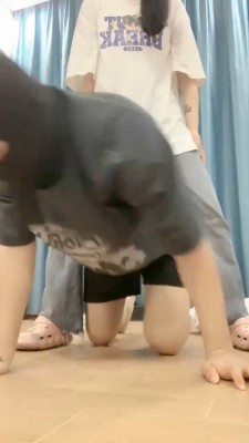 【香芋朱朱】裸足踩脚垫/转胯/提档/踩踏_绳缚吧