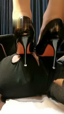 【米小唐】高跟美腿踩狗恋足调_绳缚吧