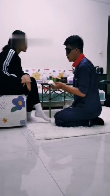 【徐婉琪】袜子泡圣水/耳光/内裤套头/圈养狗笼_绳缚吧