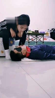 图片[4]_【徐婉琪】袜子泡圣水/耳光/内裤套头/圈养狗笼_绳缚吧