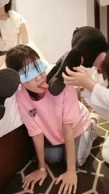 图片[2]_【爱可呀】双学姐争抢当狗伺候-闻舔鞋袜/骑马钻胯【完整版】_绳缚吧