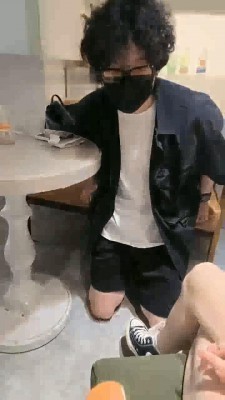 图片[4]_【美学】咖啡厅随机开发素人小哥-踹裆闻鞋/下跪腿绞_绳缚吧