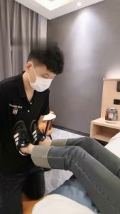 【彼岸花开】素人S运动鞋裸足踩踏_绳缚吧
