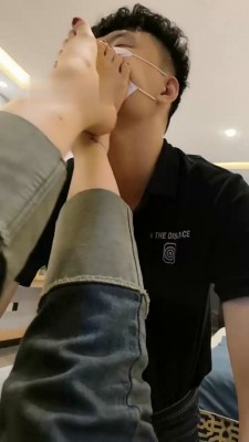 图片[3]_【彼岸花开】素人S运动鞋裸足踩踏_绳缚吧