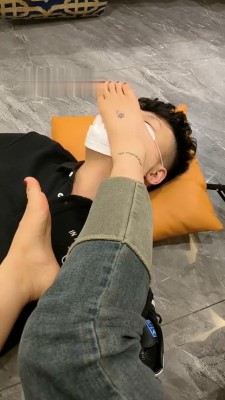 图片[4]_【彼岸花开】素人S运动鞋裸足踩踏_绳缚吧