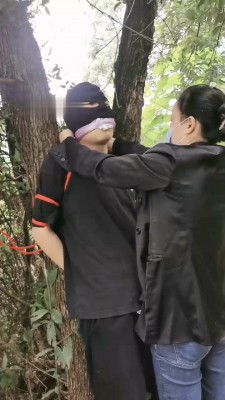 【朱迪】户外捆绑固定树上虐打【双视角版】_绳缚吧
