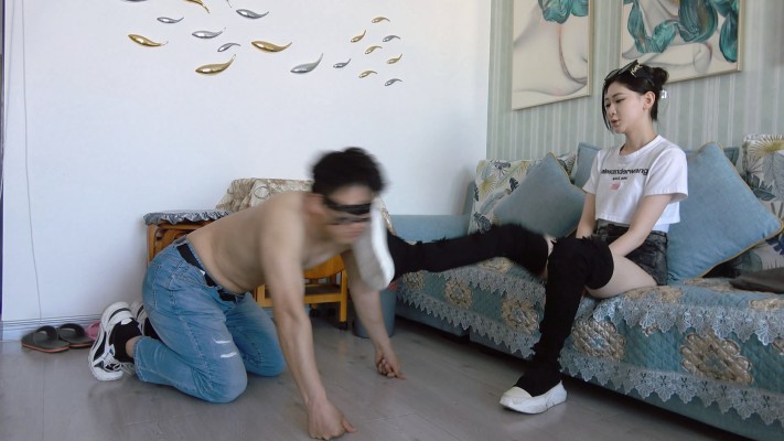 【艾琳S175】踩踏狗脸狗头，强迫贱狗舔鞋底，闻臭脚_绳缚吧